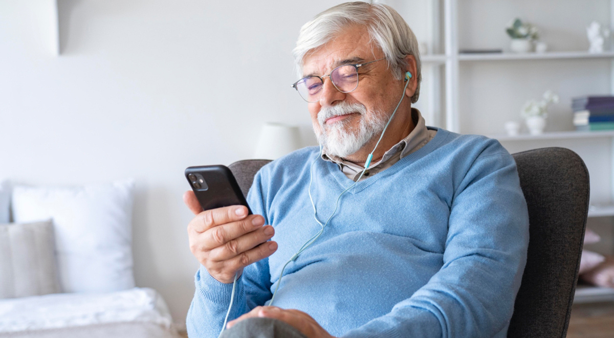 Senior mit Smartphone