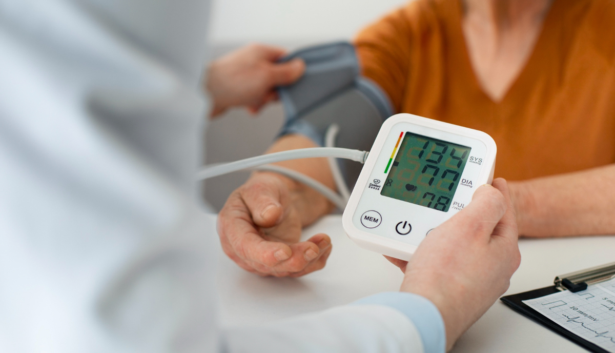 Blutdruckmessung an Seniorin