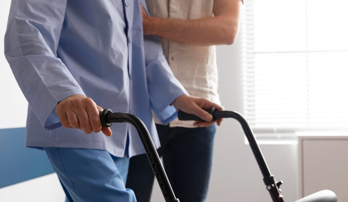 Senior mit Rollator