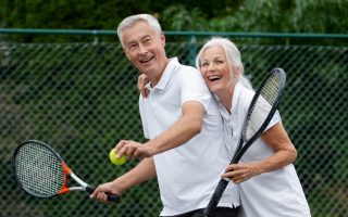 Senioren spielen Tennis