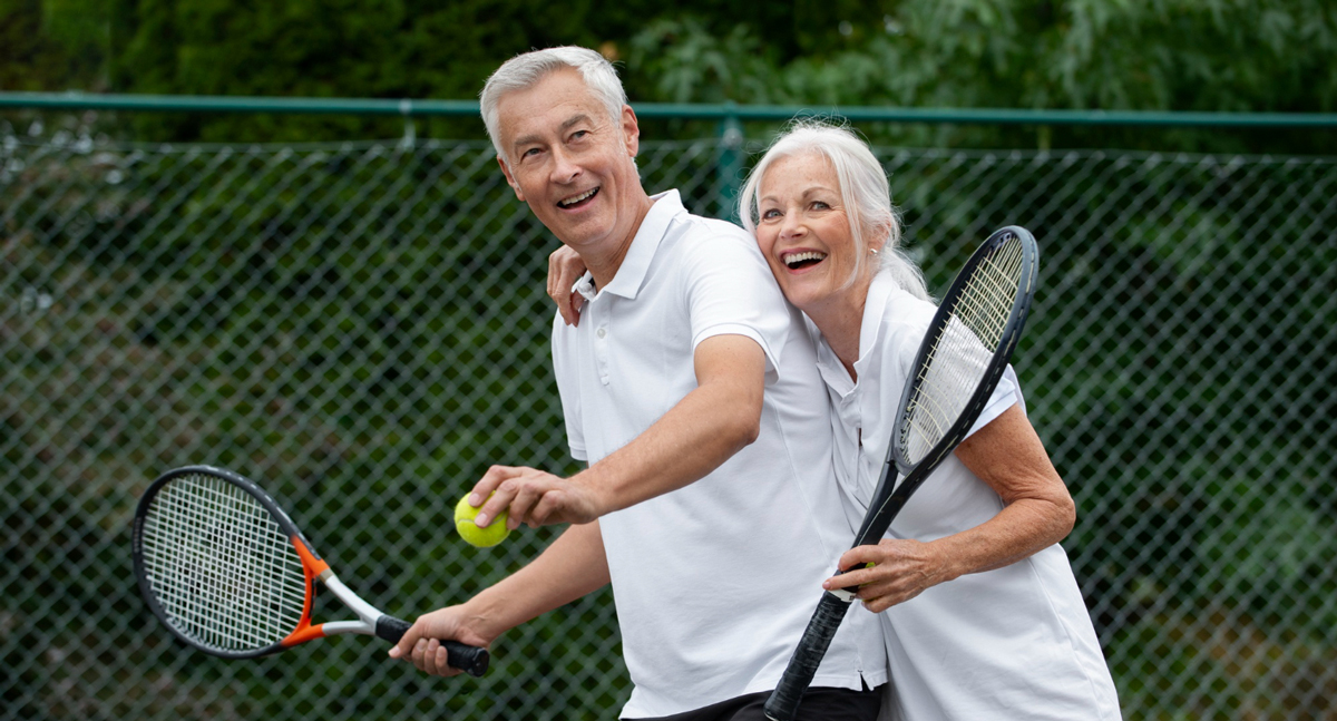 Senioren spielen Tennis