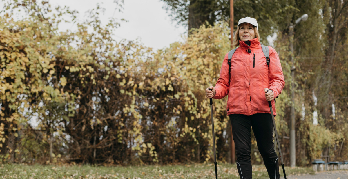 Seniorin beim Nordic Walking