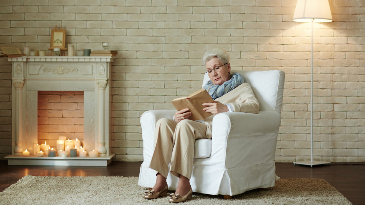 Seniorin im Relaxsessel
