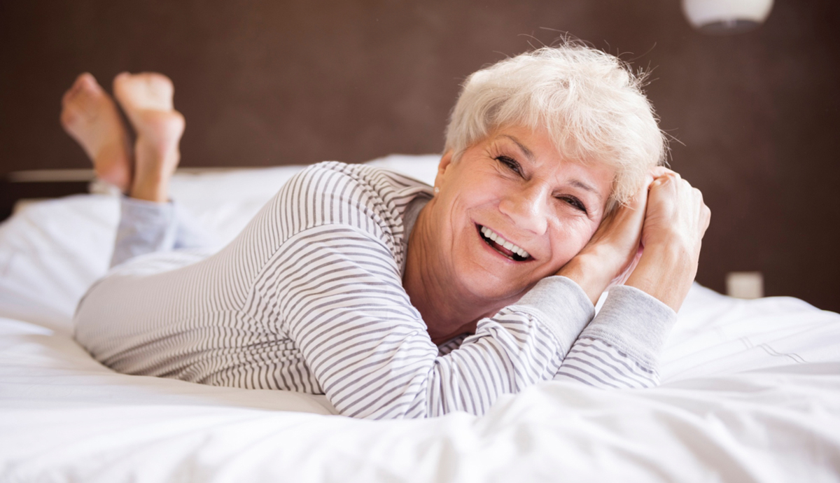 Seniorin genießt Matratze