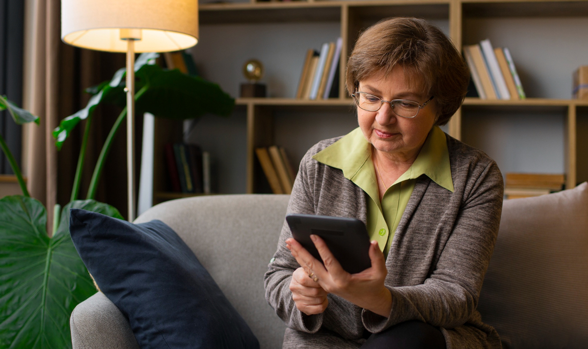 Seniorin mit Ebook Reader