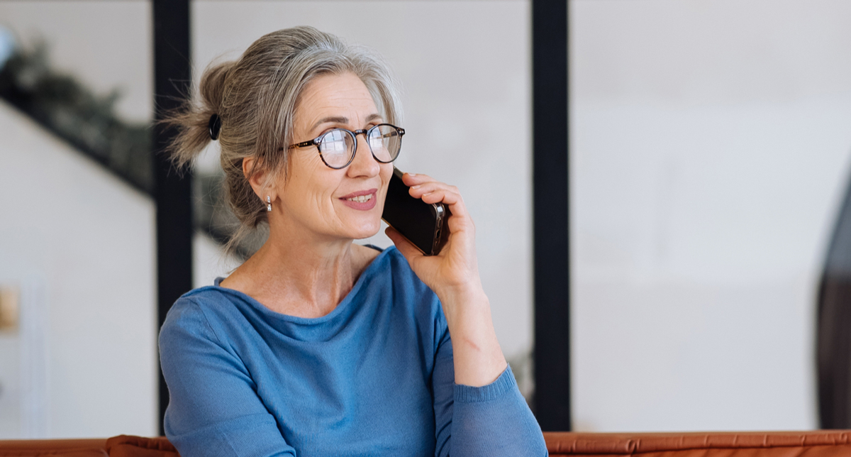 Seniorin mit schnurlosem Telefon