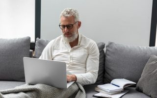 Senior mit Laptop