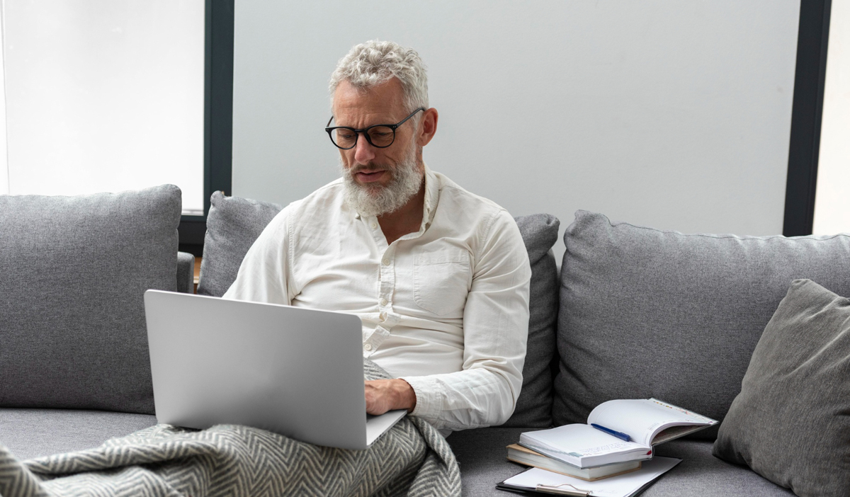 Senior mit Laptop