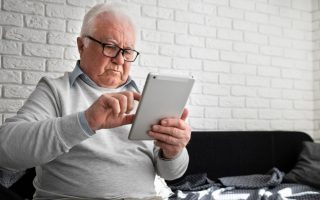 Senior mit Tablet