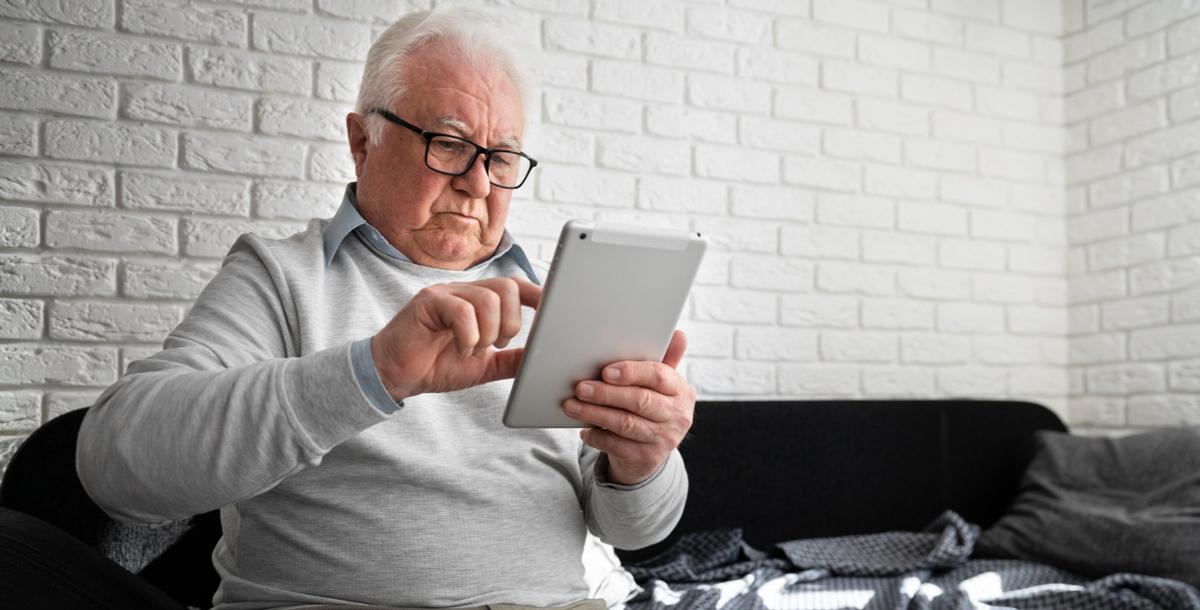 Senior mit Tablet