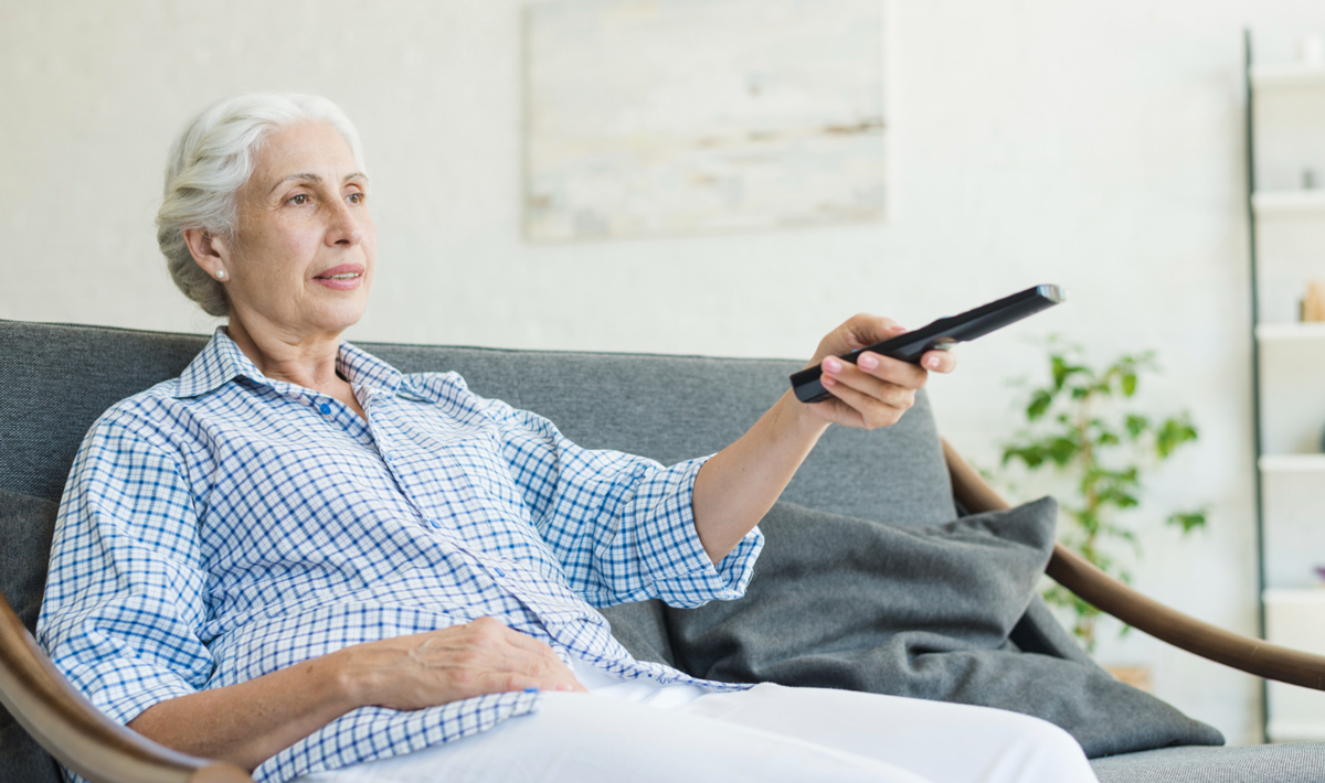 Seniorin mit Fernbedienung