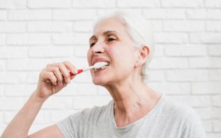 Zahnprothese reinigen
